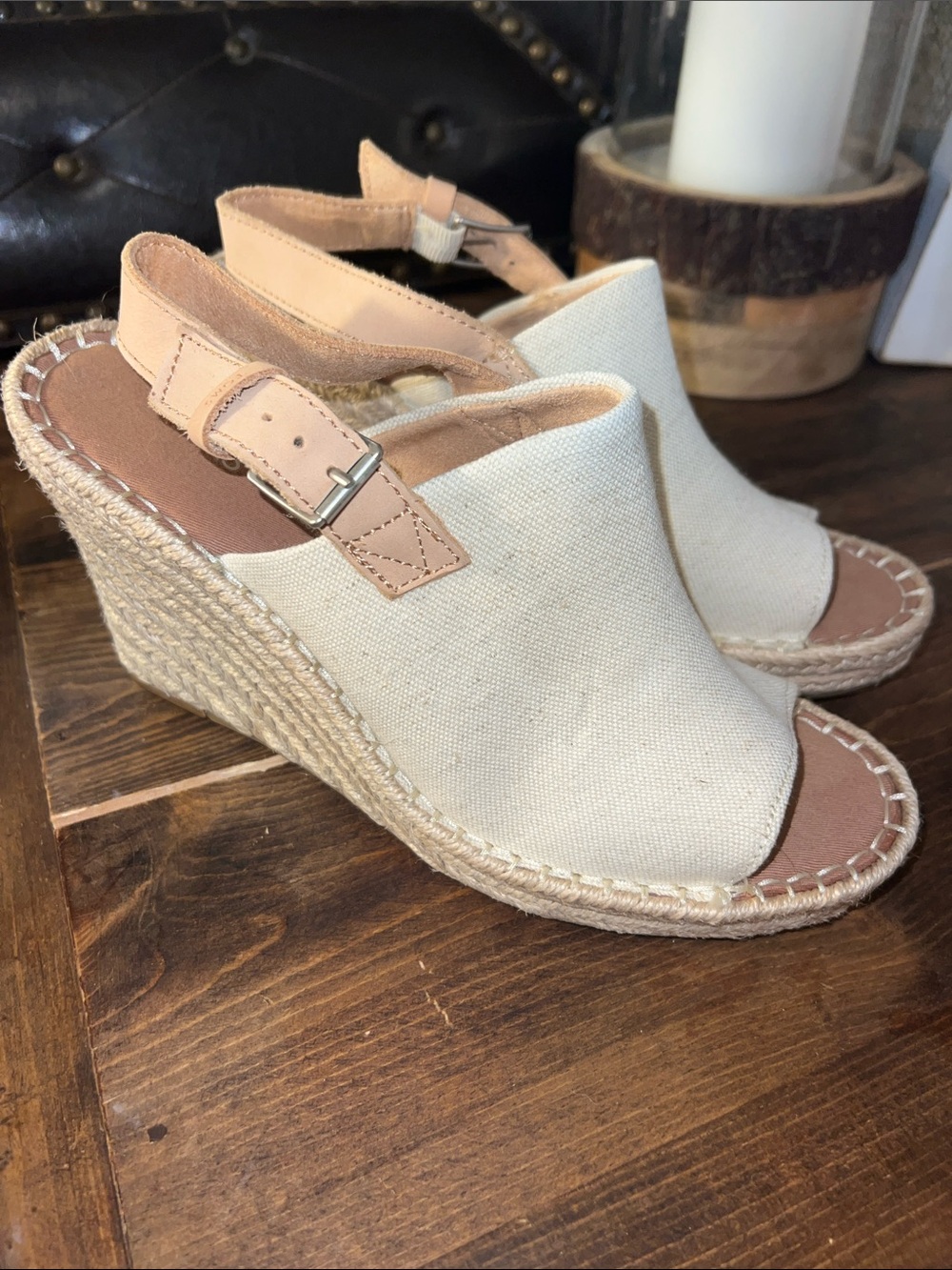 EUC! TOMS Canvas Espadrille Wedge Sandals in Cream- size 8!